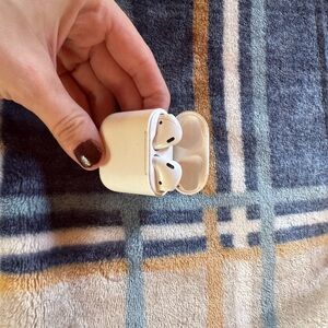 Apple White Wireless Earbuds with Case